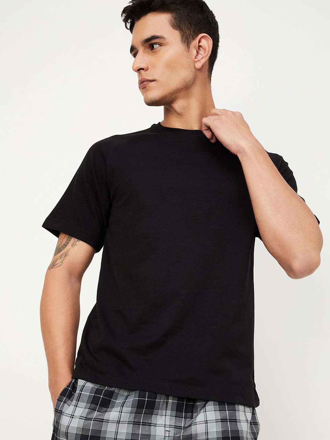 

max Men Solid Round Neck Cotton T-shirt, Black