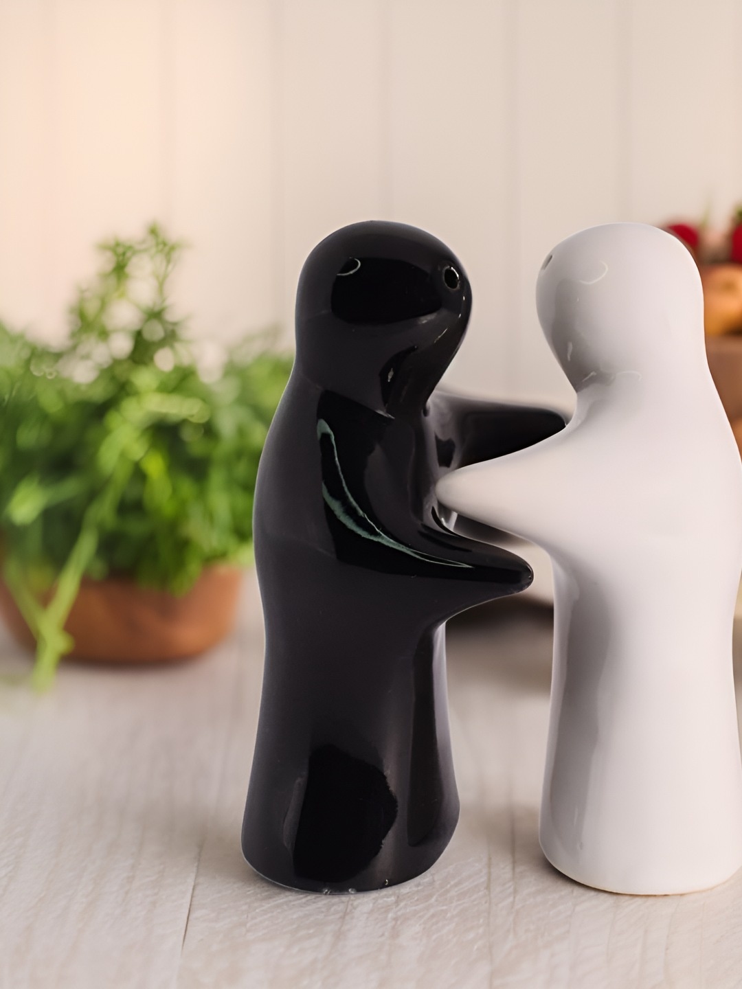 

The Decor Lane Black and White Ceramic Salt & Pepper Shakers 60 ml