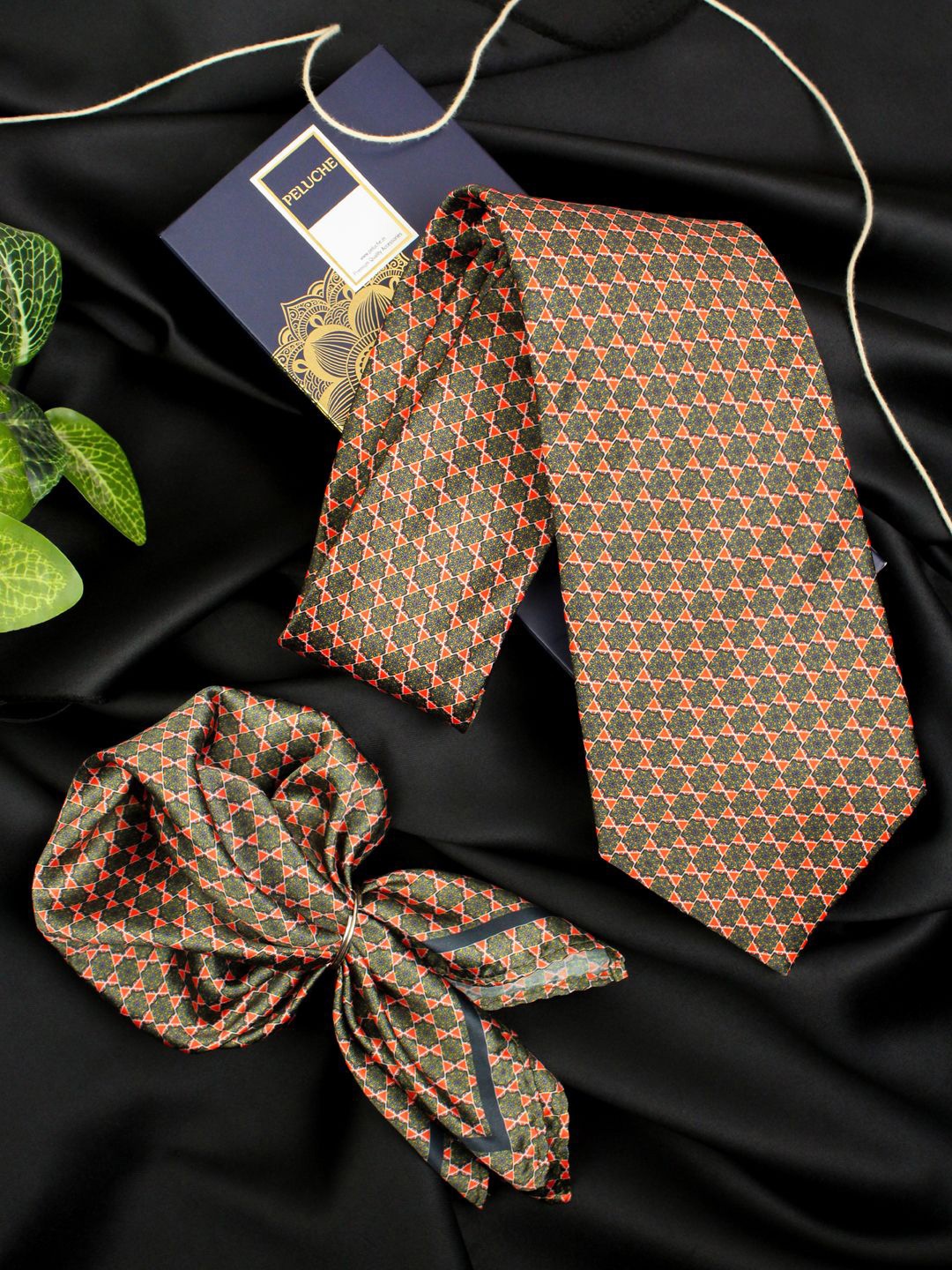 

PELUCHE Men Printed Broad Neck Tie & Pocket Square Accessory Gift Set, Green