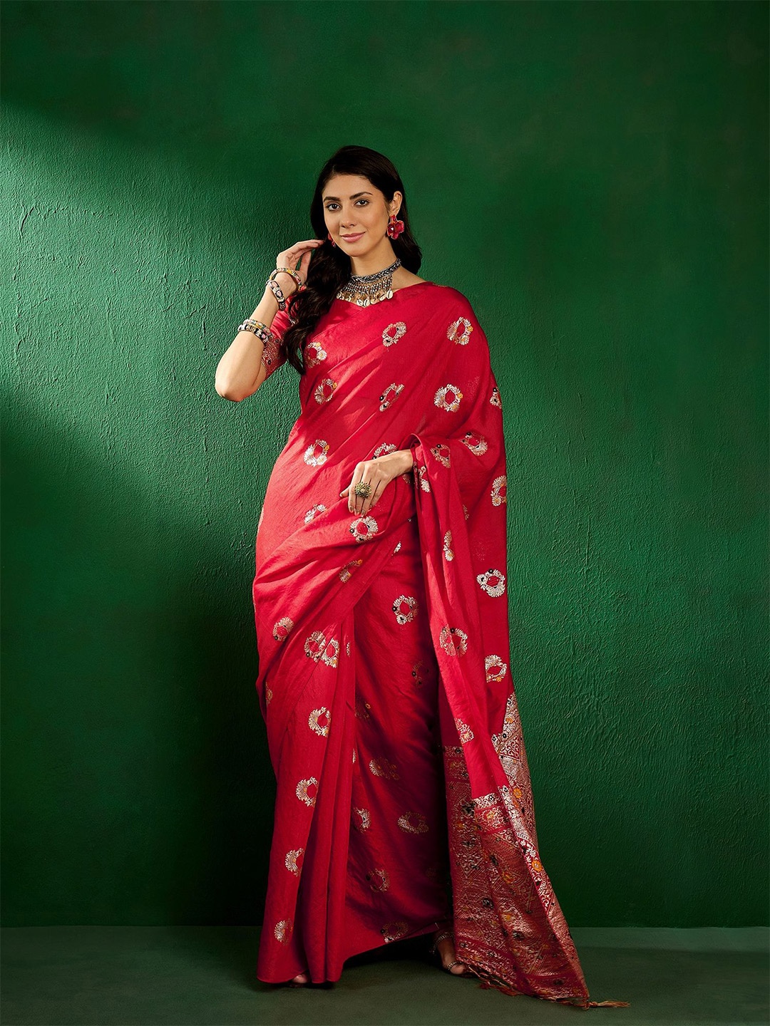 

Maroosh Embellished Sequinned Silk Blend Fusion Banarasi Saree, Red