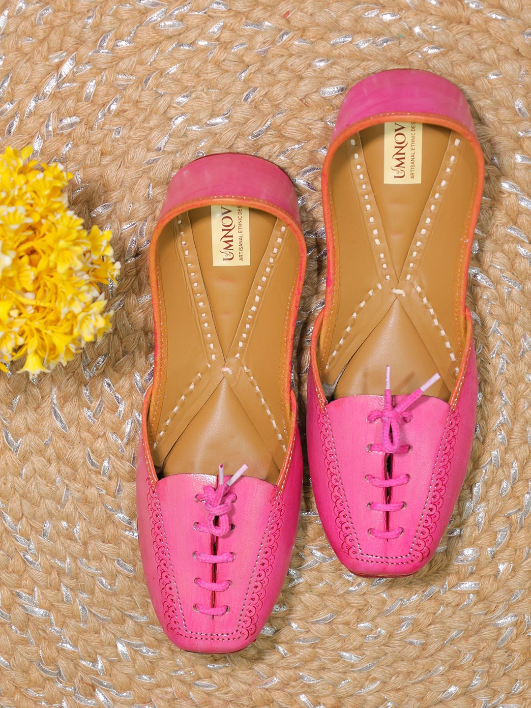 

UMNOVE Women Ethnic Mojaris Flats, Pink