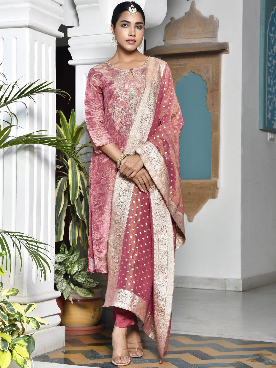 

VAASVA JAIPUR Women Floral Printed Thread Work Regular Kurta with Trousers & Dupatta, Pink