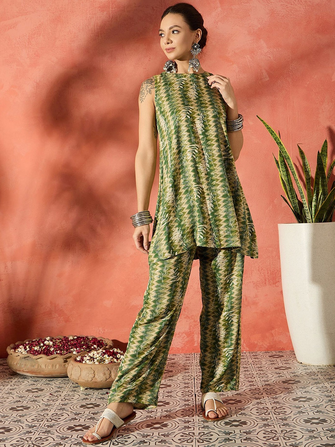 

InWeave Women Abstract Printed Kurti With Trousers, Green