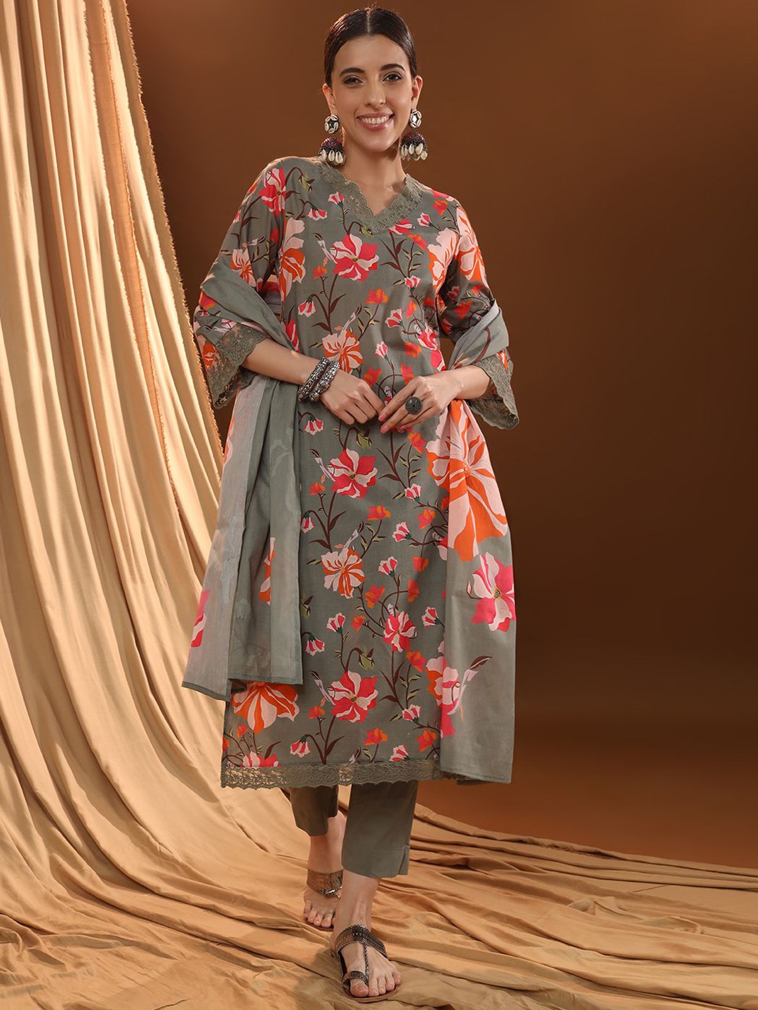 

VESH Women Floral Printed Pure Cotton Kurta with Trouser & Dupatta, Grey