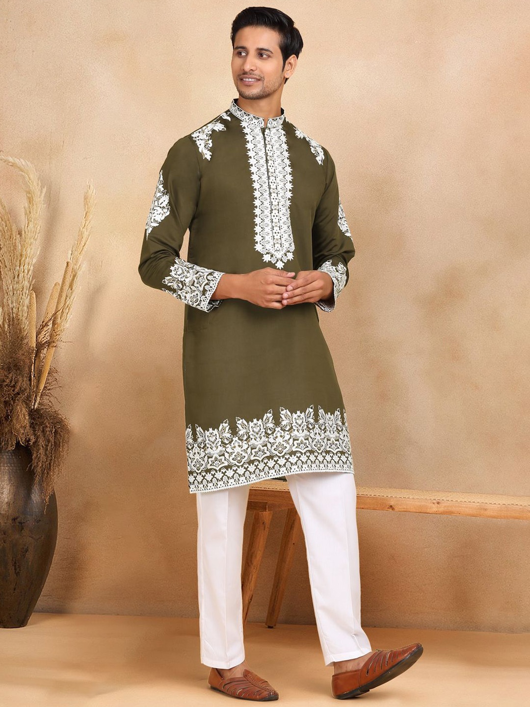 

KRAFT INDIA LUXE Men Ethnic Motifs Yoke Design Thread Work Grandeur & Majestic Artwork Kurta, Green