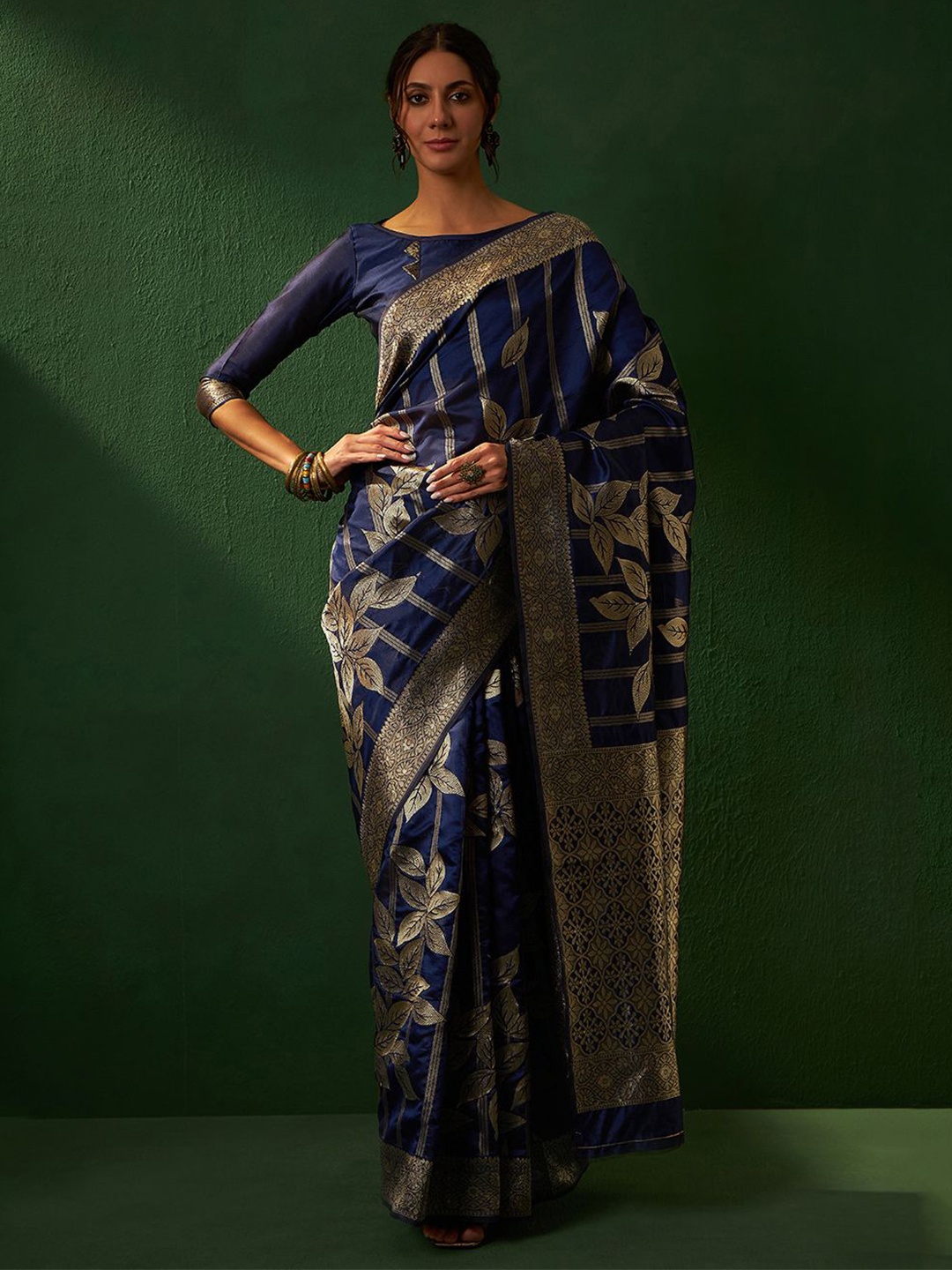 

DIVASTRI Woven Design Zari Banarasi Saree, Navy blue