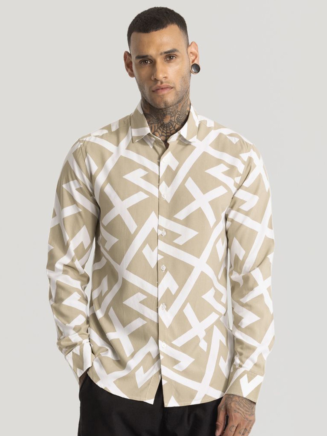 

Snitch Men Smart Spread Collar Geometric Printed Slim Fit Casual Shirt, Beige