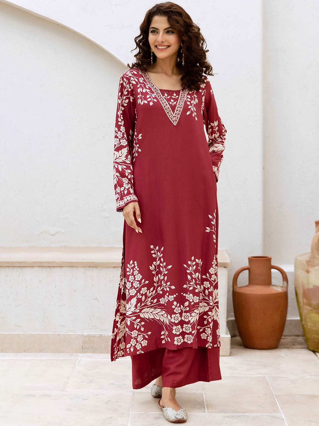 

Nehamta Women Floral Printed Regular Beads and Stones Kurta with Palazzos, Red