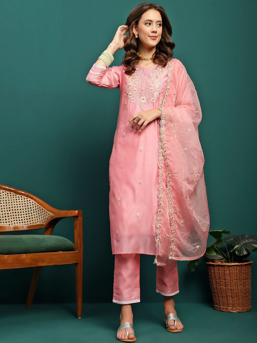 

BANDIA Women Ethnic Motifs Embroidered Regular Kurta with Trousers & With Dupatta, Pink