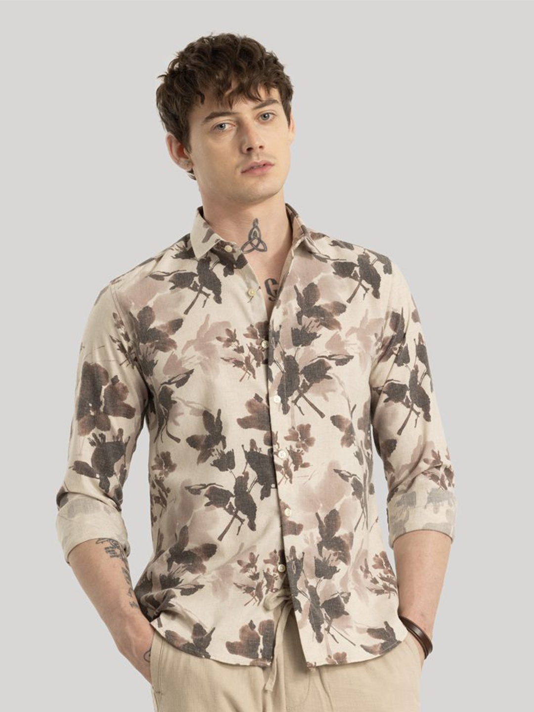

Snitch Men Smart Spread Collar Floral Printed Linen Slim Fit Casual Shirt, Beige