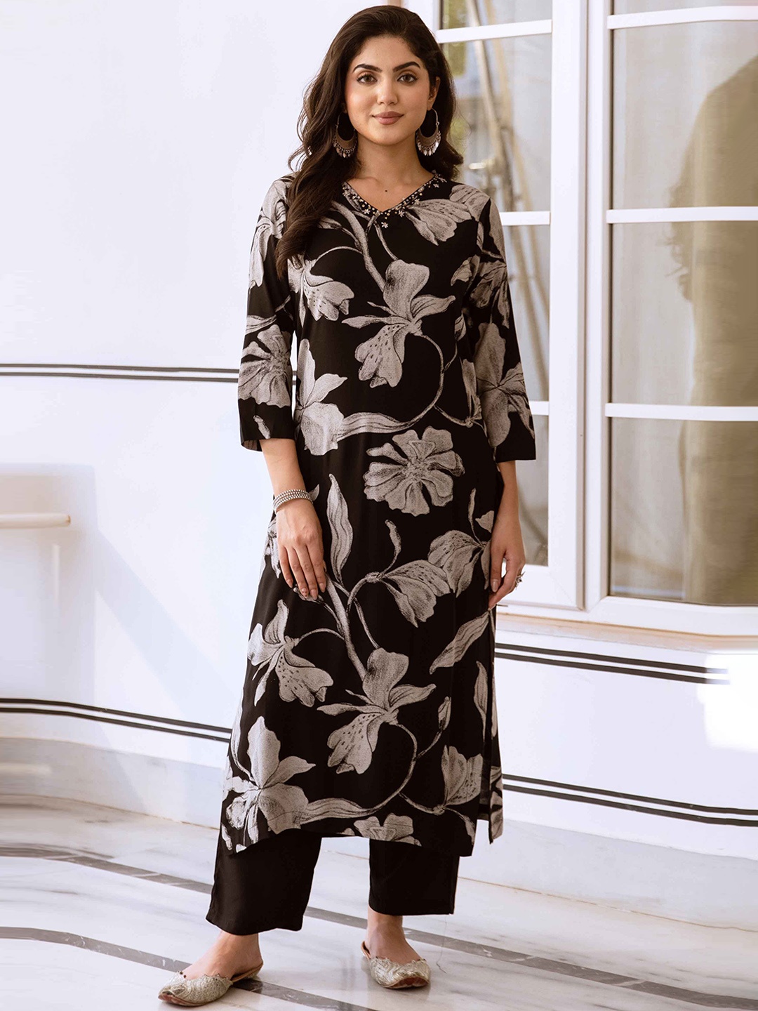 

Nehamta Women Floral Printed Regular Kurta with Palazzos, Black