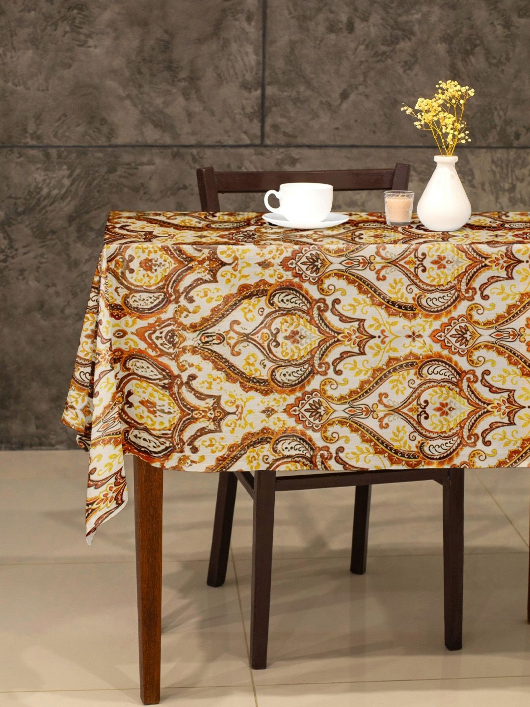 

Tesmare Off White & Yellow Ethnic Motifs Printed Velvet Anti-Slip 6-Seater Table Cover