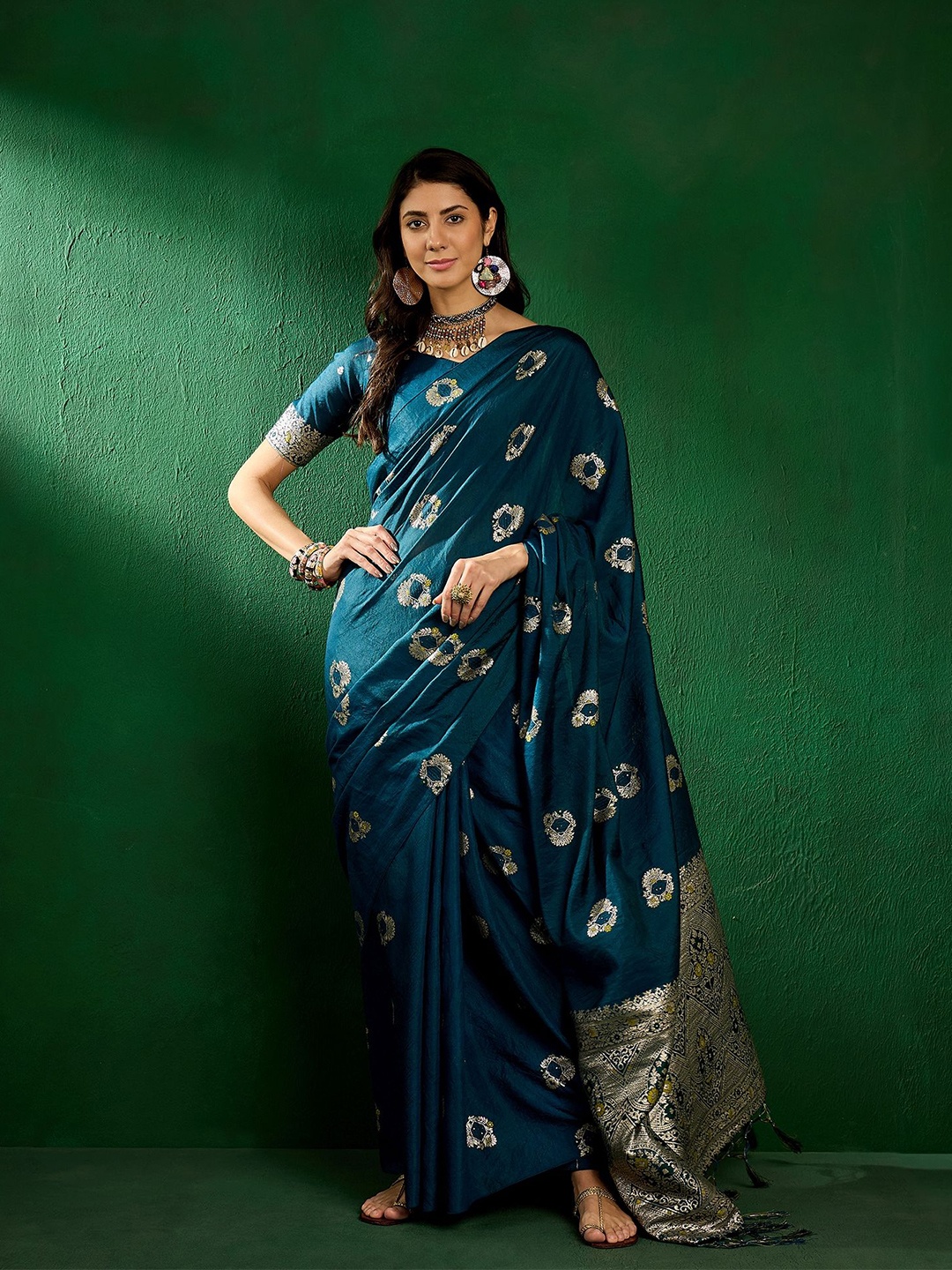 

Maroosh Woven Design Sequinned Banarasi Saree, Teal