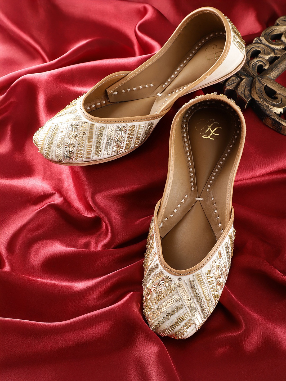 

House of Pataudi Women Embellished Ethnic Mojaris, Off white