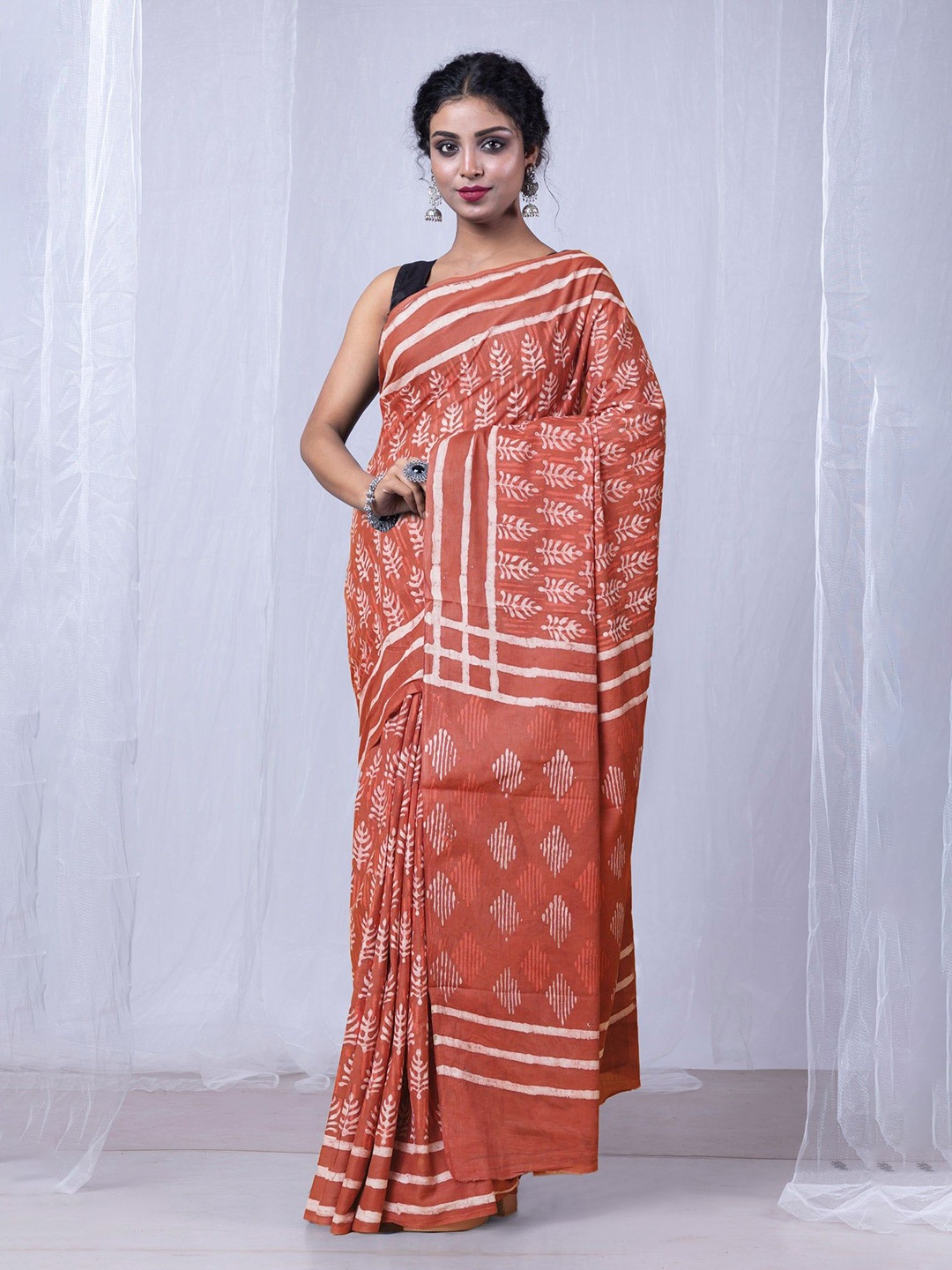 

Unnati Silks Floral Pure Cotton Handloom Dabu Saree, Red