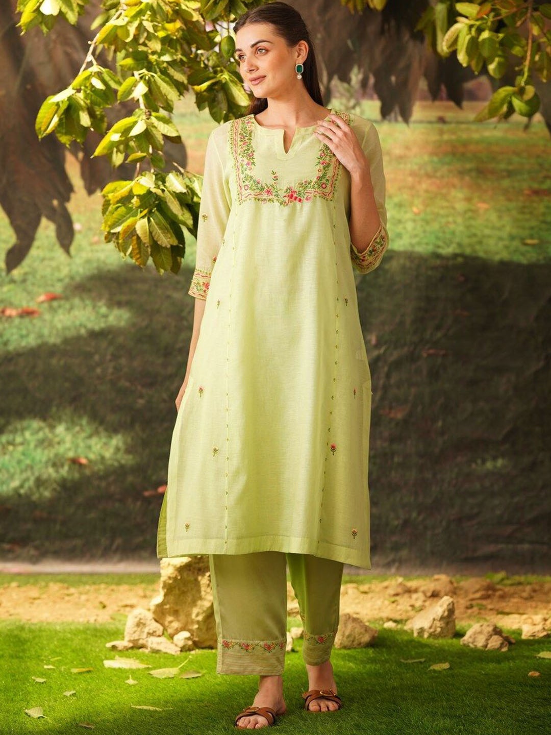 

JAYPORE Floral Embroidered Notch Neck Straight Kurta Set, Green