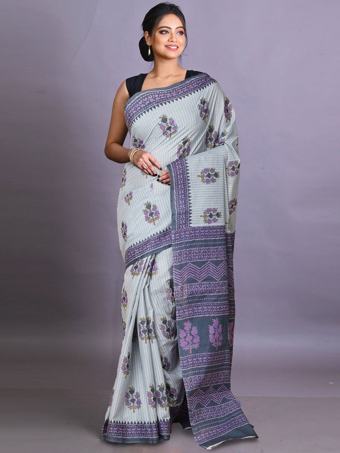 

Unnati Silks Floral Pure Cotton Handloom Block Printed Saree, Grey