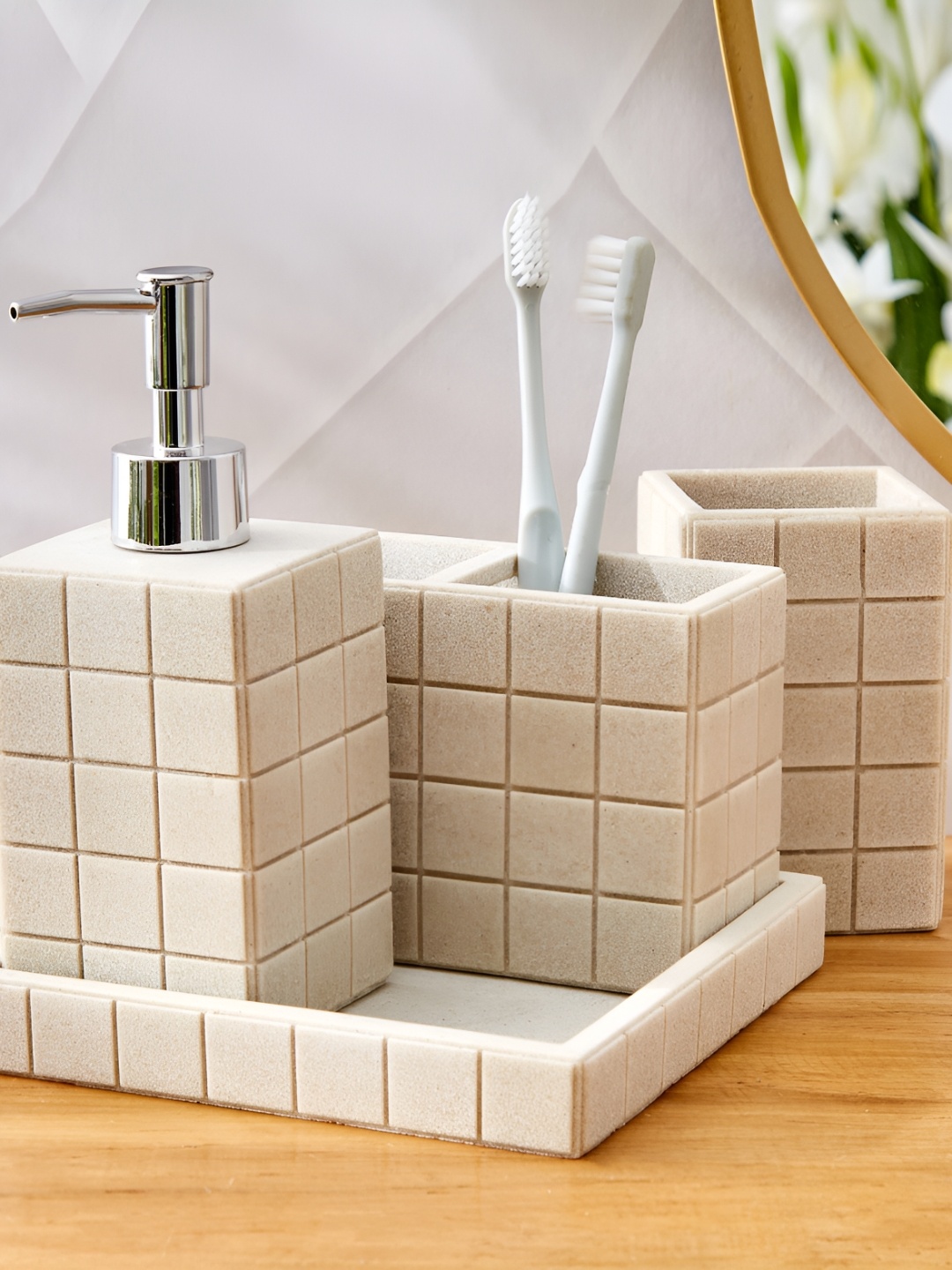 

Home Centre Beige 4 pieces Checked Bath Accessories Set