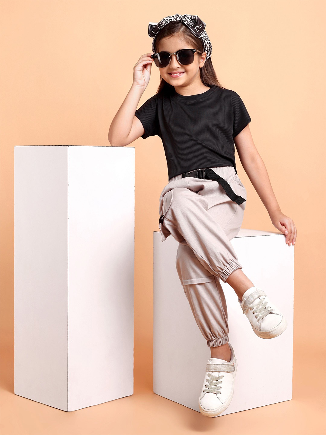 

HERE&NOW Girls Round Neck Pure Cotton Solid Ribbed T-Shirt With Cargo Pant, Black