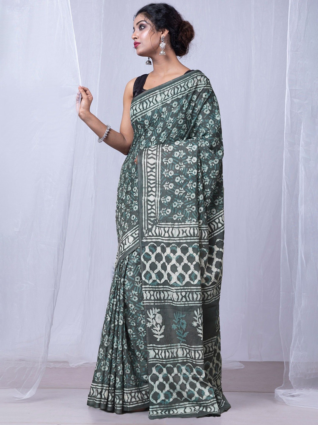 

Unnati Silks Floral Pure Cotton Handloom Dabu Saree, Grey