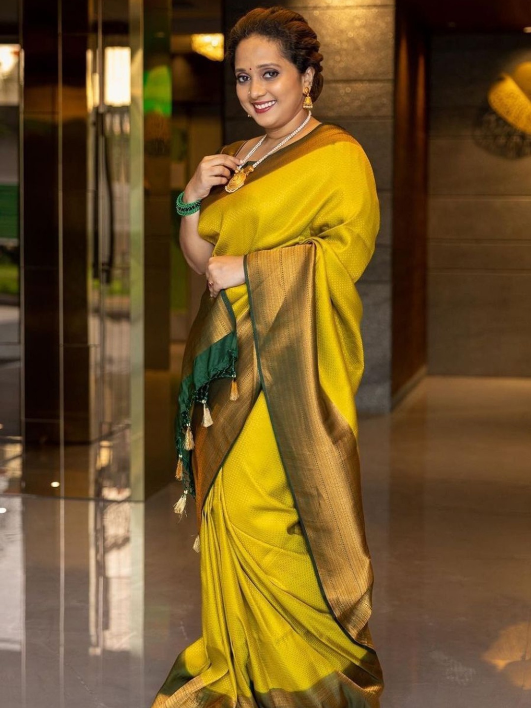 

HANDSEL Woven Design Zari Pure Silk Banarasi Saree, Green