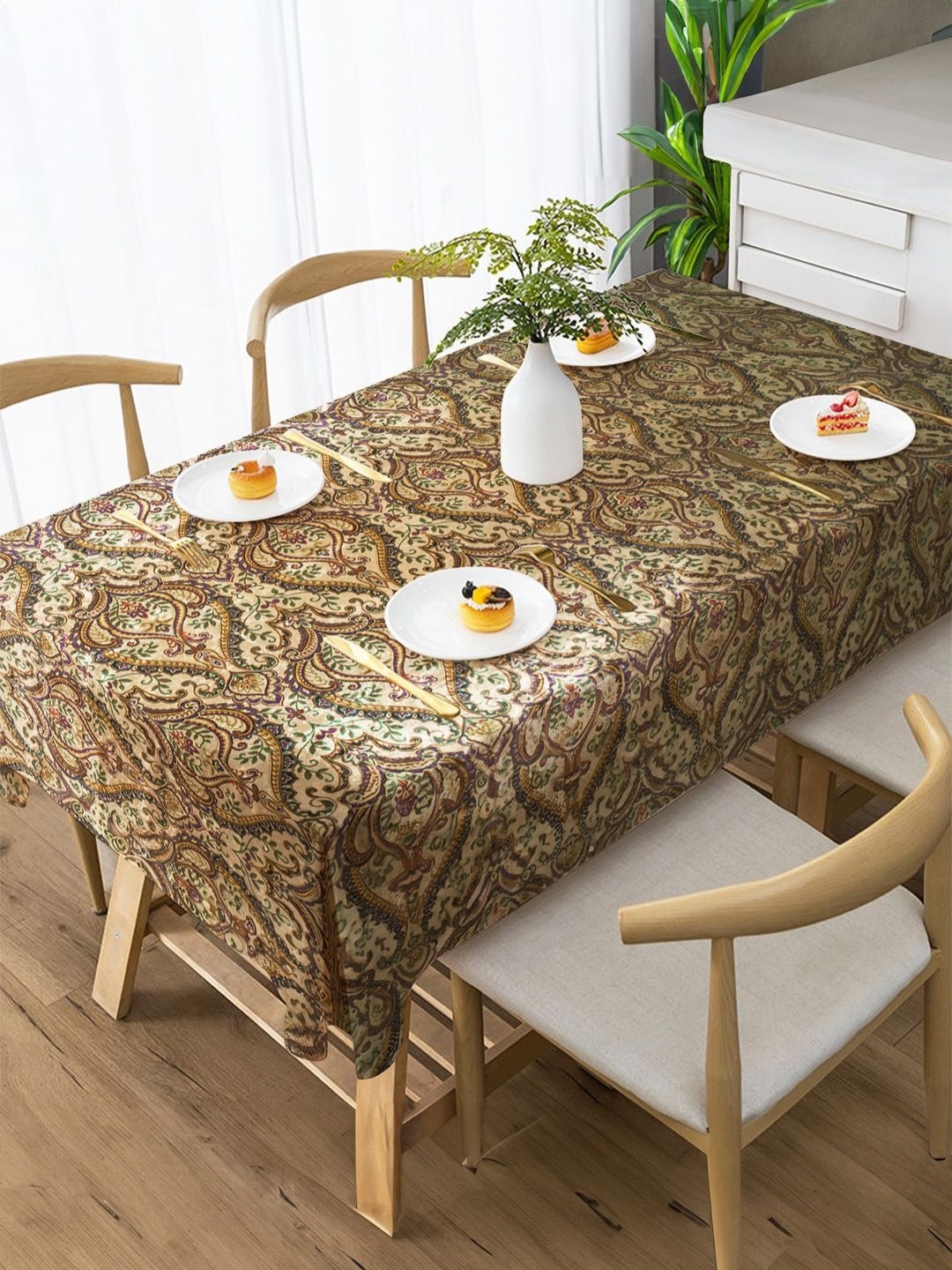 

Tesmare Off White & Yellow Ethnic Motifs Printed Velvet Anti-Slip 6-Seater Table Cover