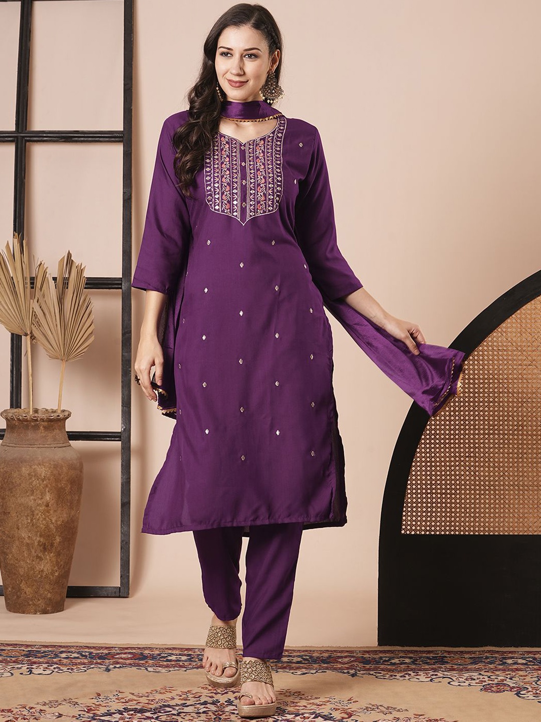 

KAYOMMI Women Ethnic Motifs Embroidered Regular Patchwork Kurta with Trousers & Dupatta, Purple