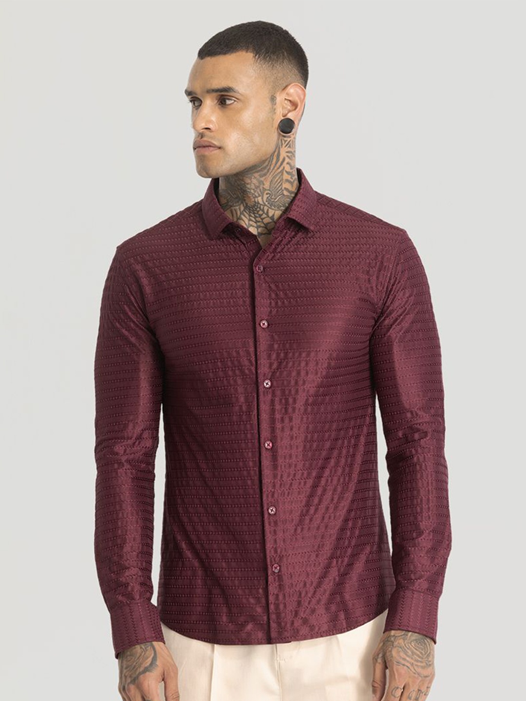 

Snitch Men Smart Spread Collar Textured Slim Fit Casual Shirt, Maroon
