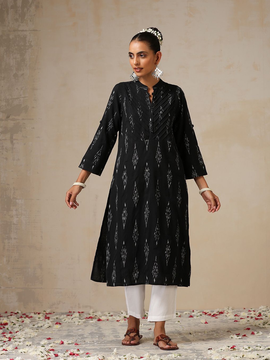 

House of Chikankari HOC Crafts Ikkat Woven Kurta, Black