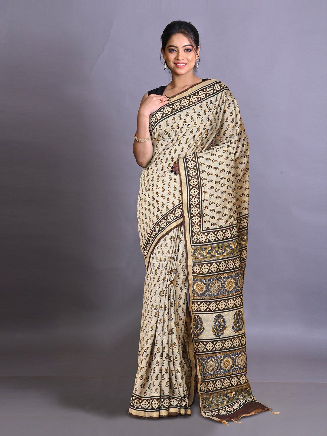 

Unnati Silks Floral Printed Zari Handloom Bagru Saree, Grey