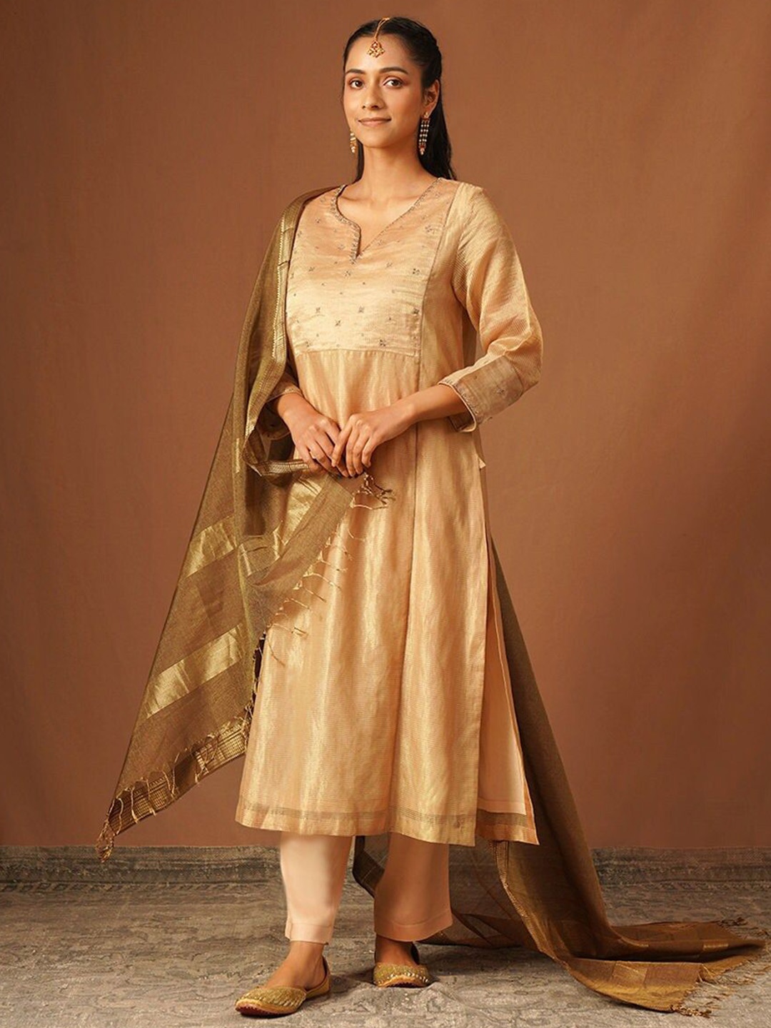 

JAYPORE Floral Embroidered Straight Kurta Set, Beige