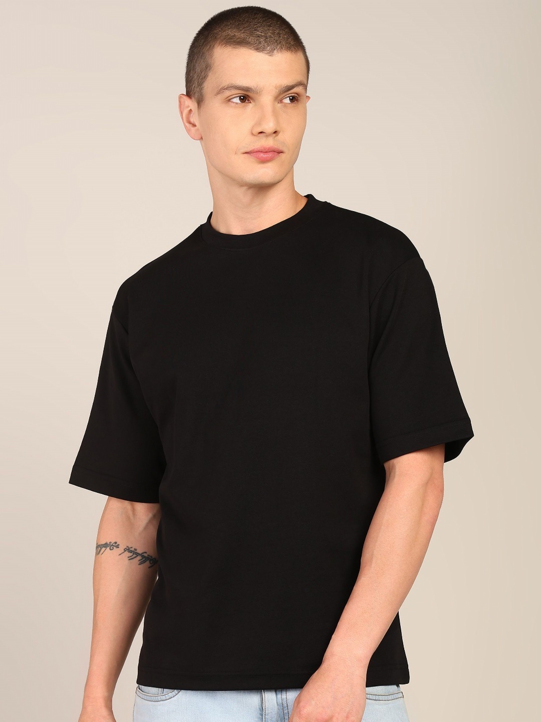 

Alan Jones Men Solid Round Neck Cotton Oversized T-shirt, Black
