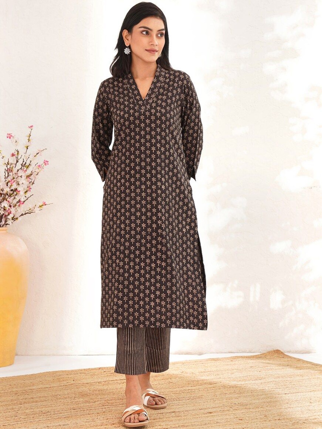 

JAYPORE Floral Printed Pure Cotton Straight Kurta With Trousers, Black