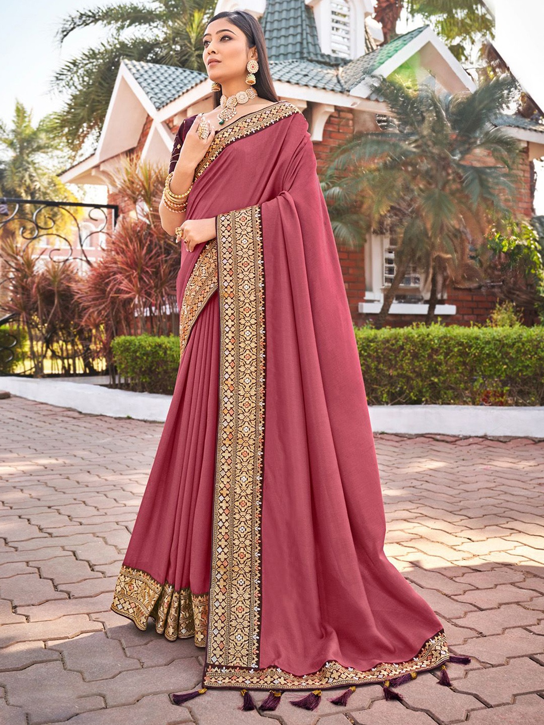 

Mitera Women Solid Embroidered Celebrity Saree, Maroon