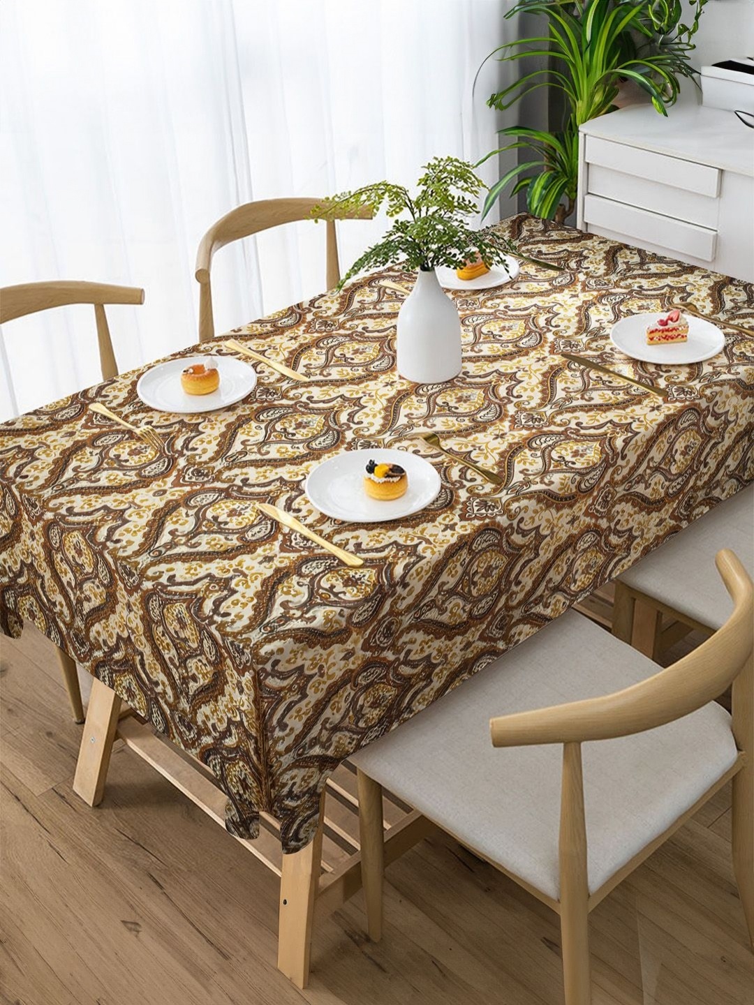 

Tesmare Off White & Yellow Ethnic Motifs Printed Velvet Anti-Slip 6-Seater Table Cover