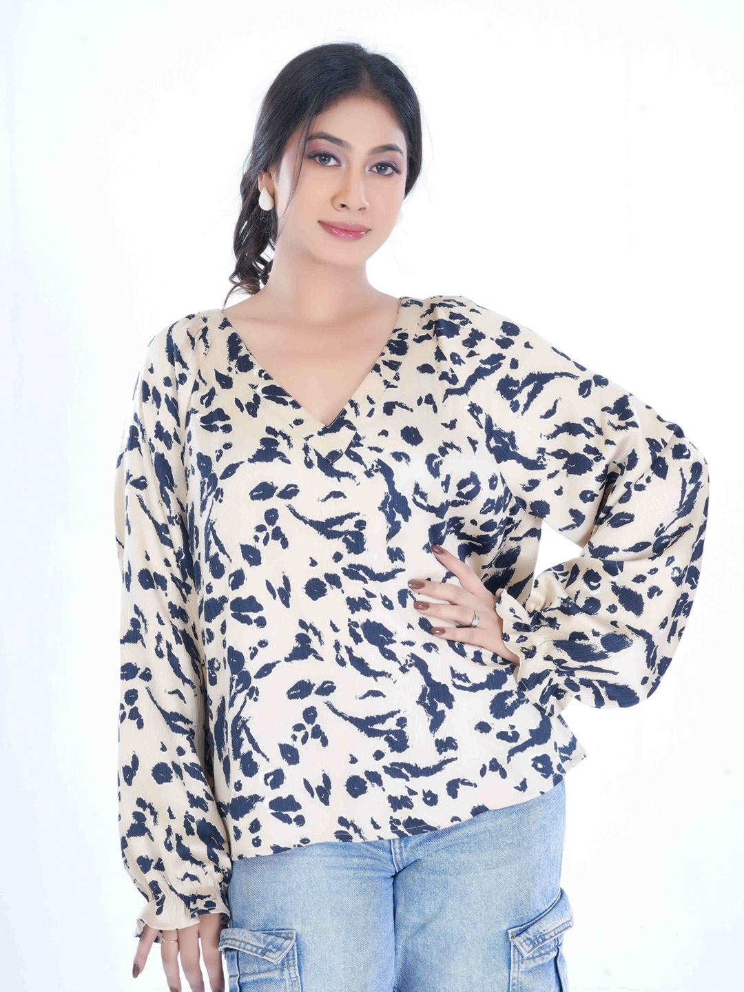 

MINGLAY Women Abstract Printed V-Neck Top, Beige