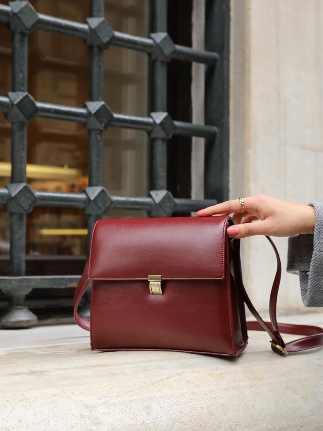 

madamra Women Structured Sling Bag, Burgundy