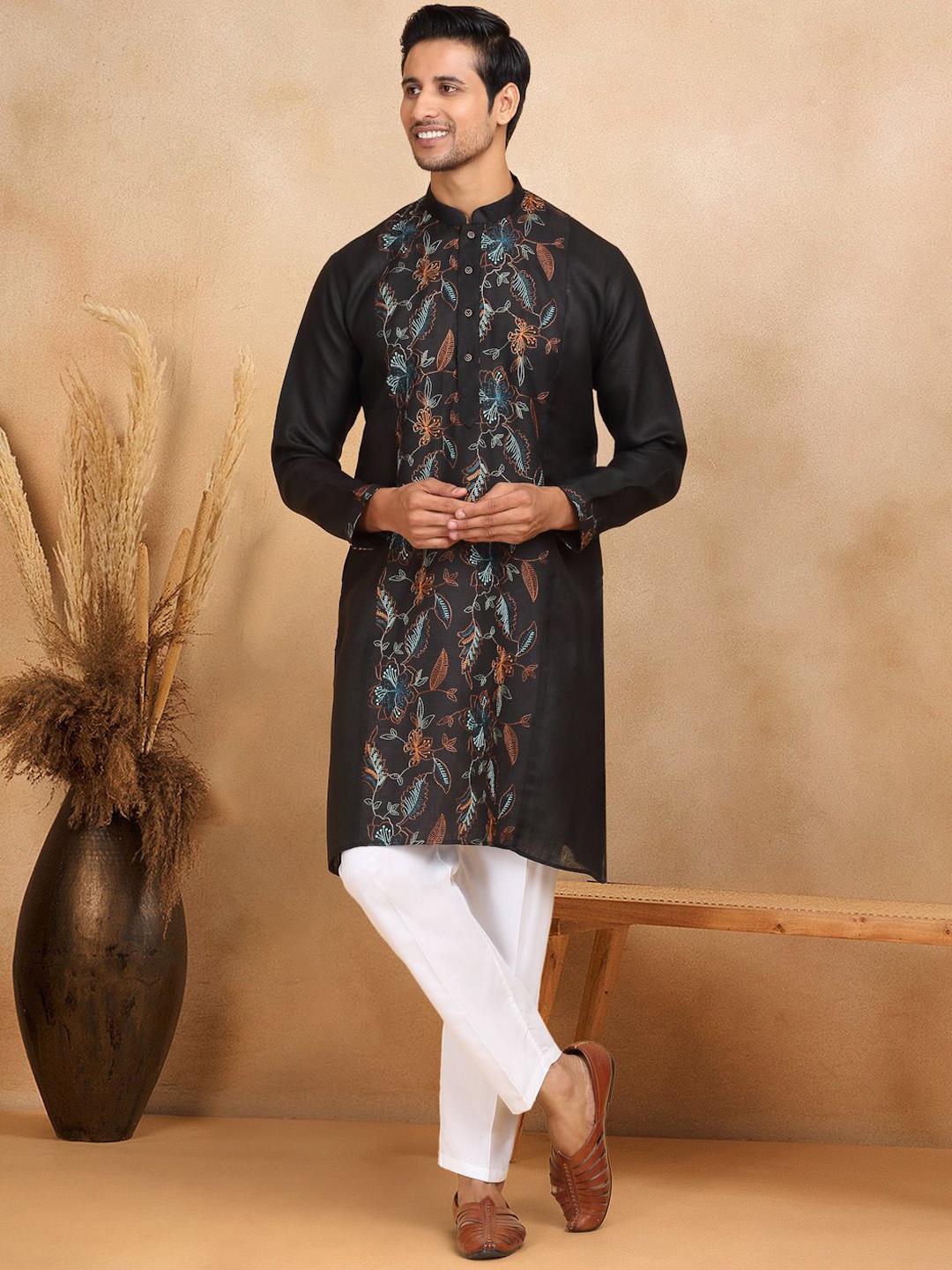 

KRAFT INDIA LUXE Men Ethnic Motifs Embroidered Grandeur & Majestic Artwork Kurta, Black