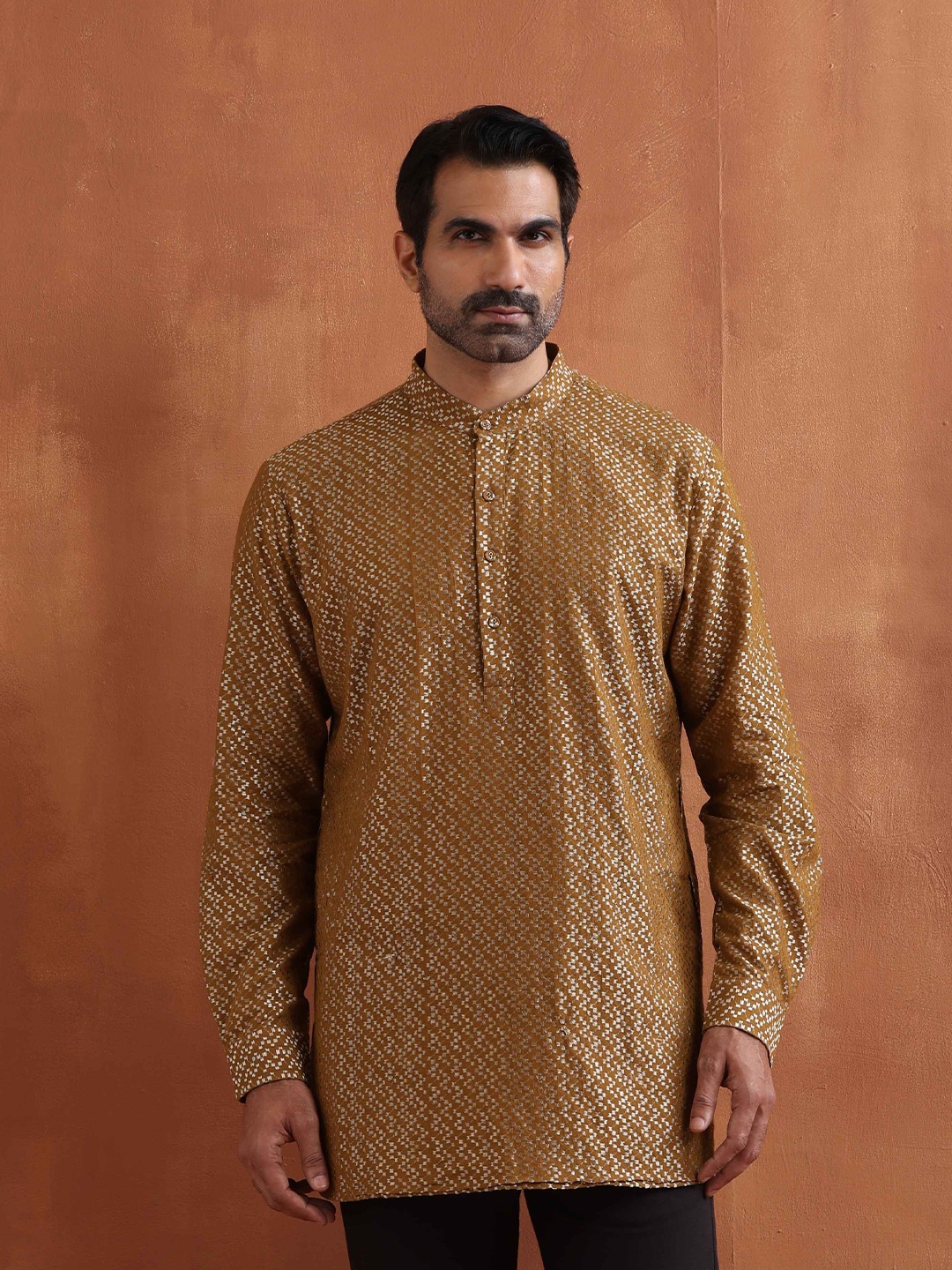 

trueBrowns Geometric Woven Design Zari Dobby Kurta, Mustard