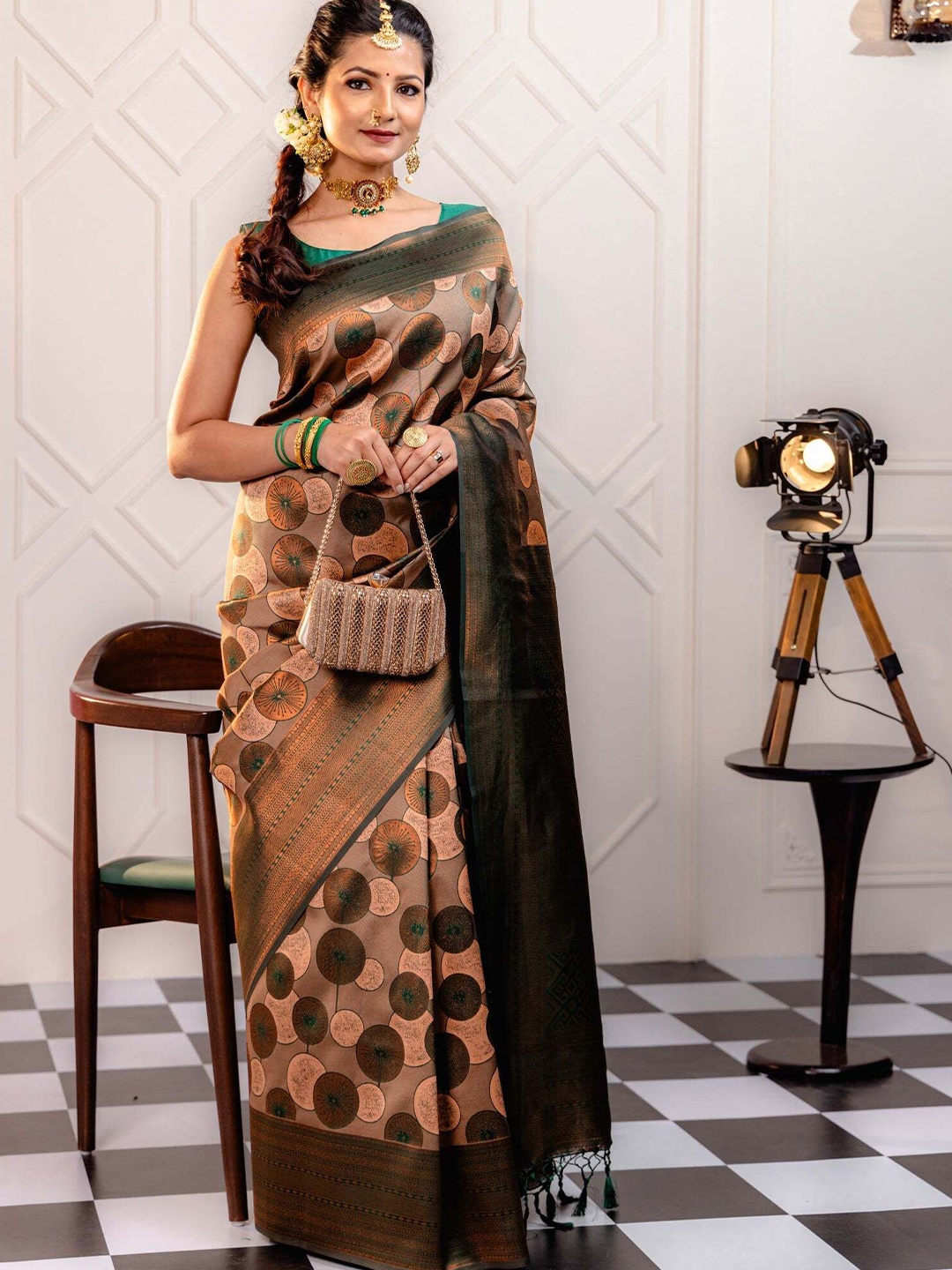 

QENY Woven Design Zari Banarasi Saree, Pink