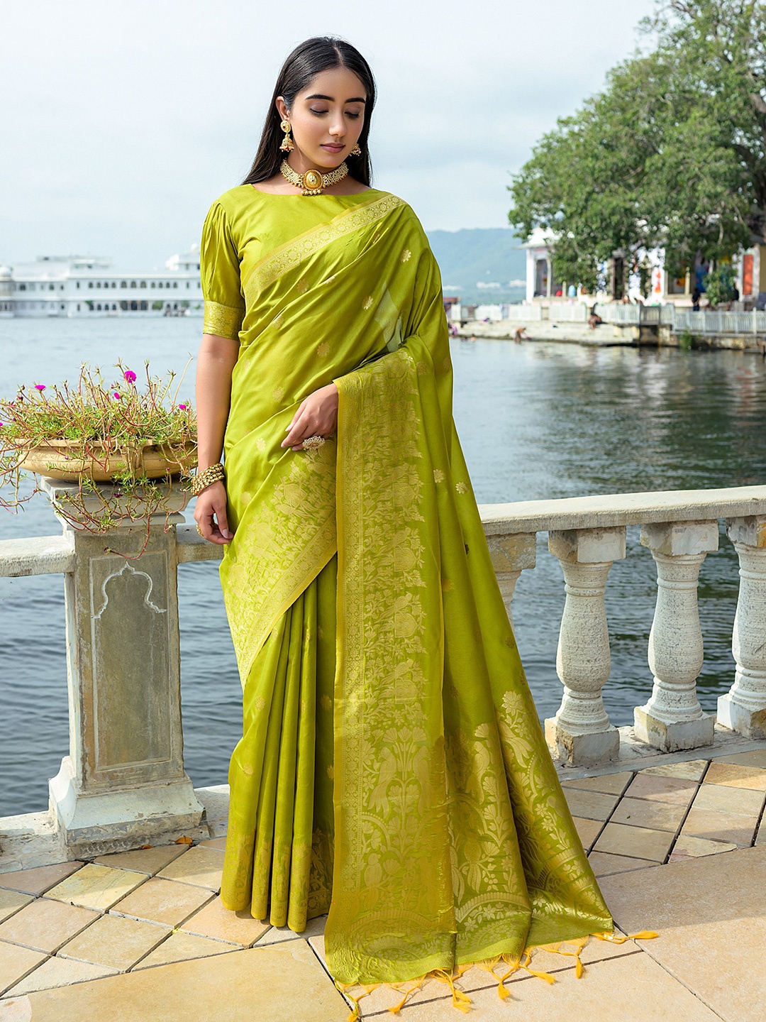 

Kandora Woven Design Pure Silk Saree With Zari Border, Green