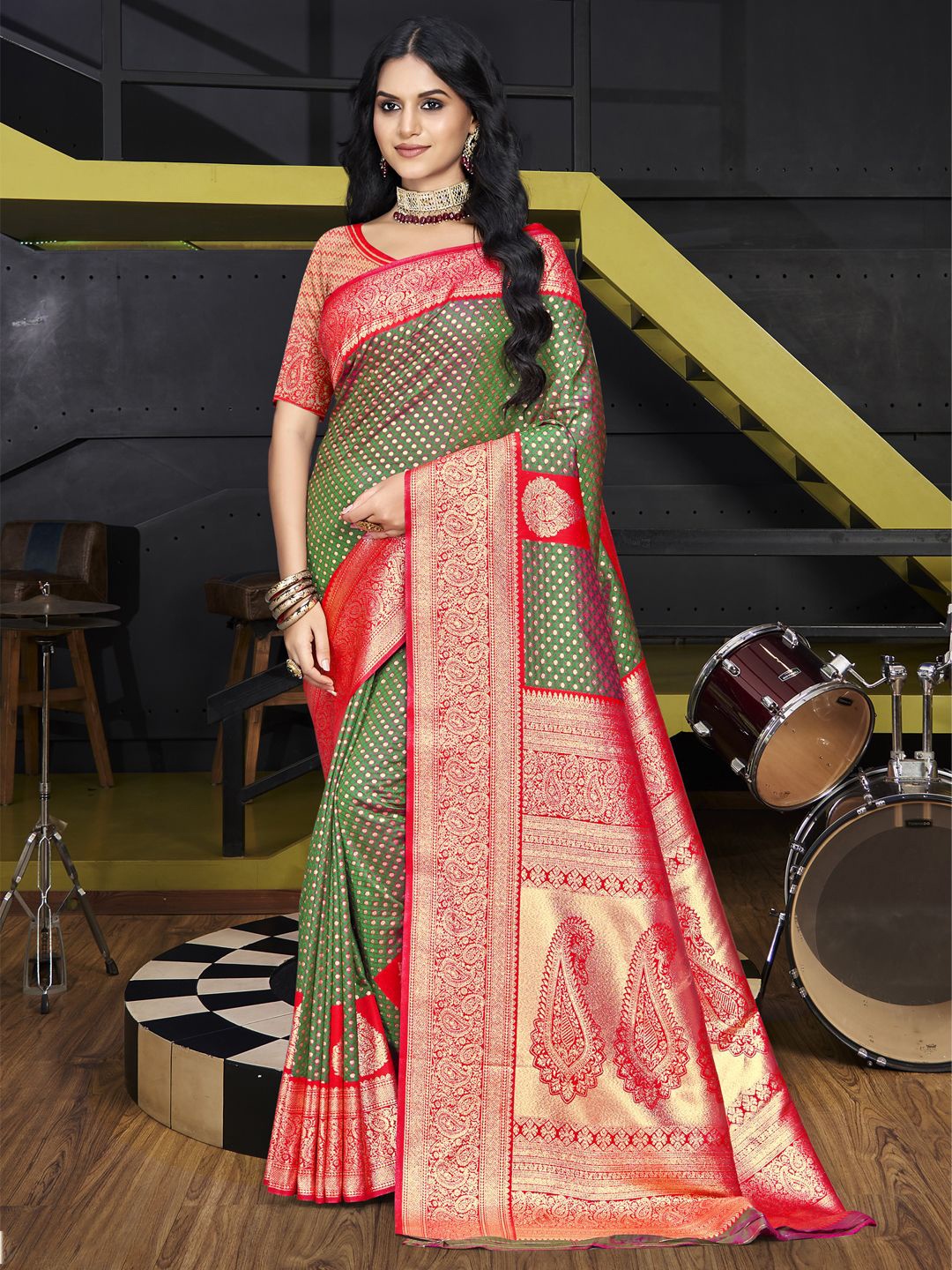 

SANGAM PRINTS Woven Design Zari Tussar Saree, Green