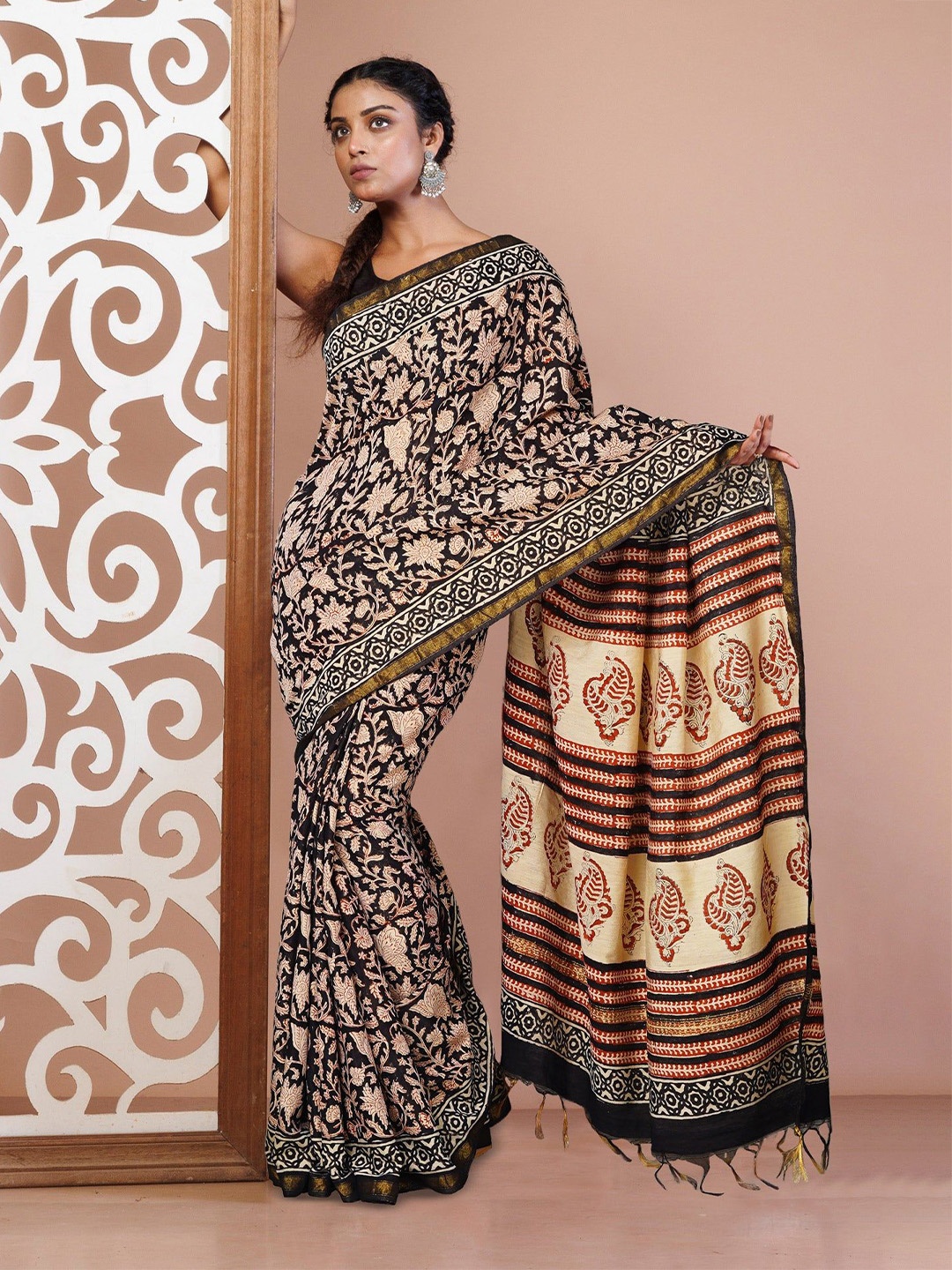 

Unnati Silks Ethnic Motifs Zari Silk Cotton Handloom Bagru Saree, Black