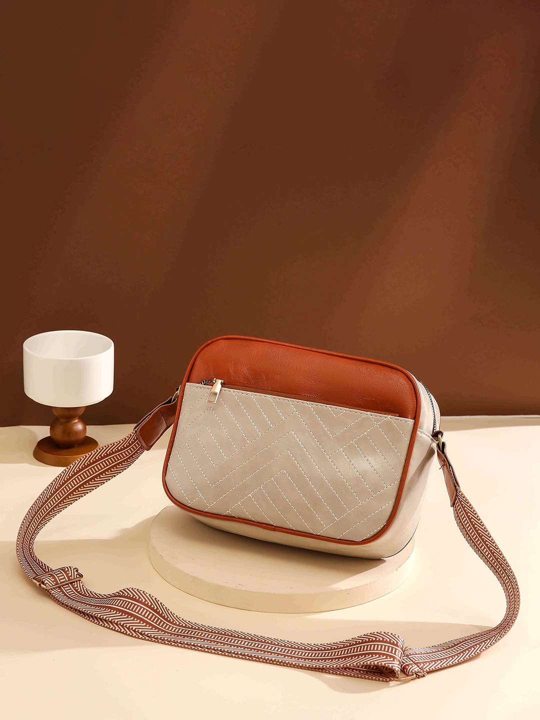 

Diva Dale Women PU Colourblocked Structured Sling Bag, White