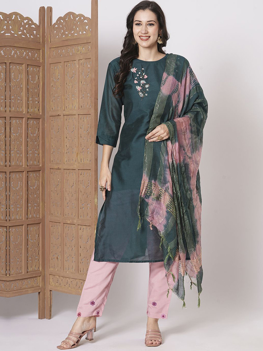 

KAYOMMI Women Floral Embroidered Regular Thread Work Kurta & Trousers With Dupatta Set, Teal