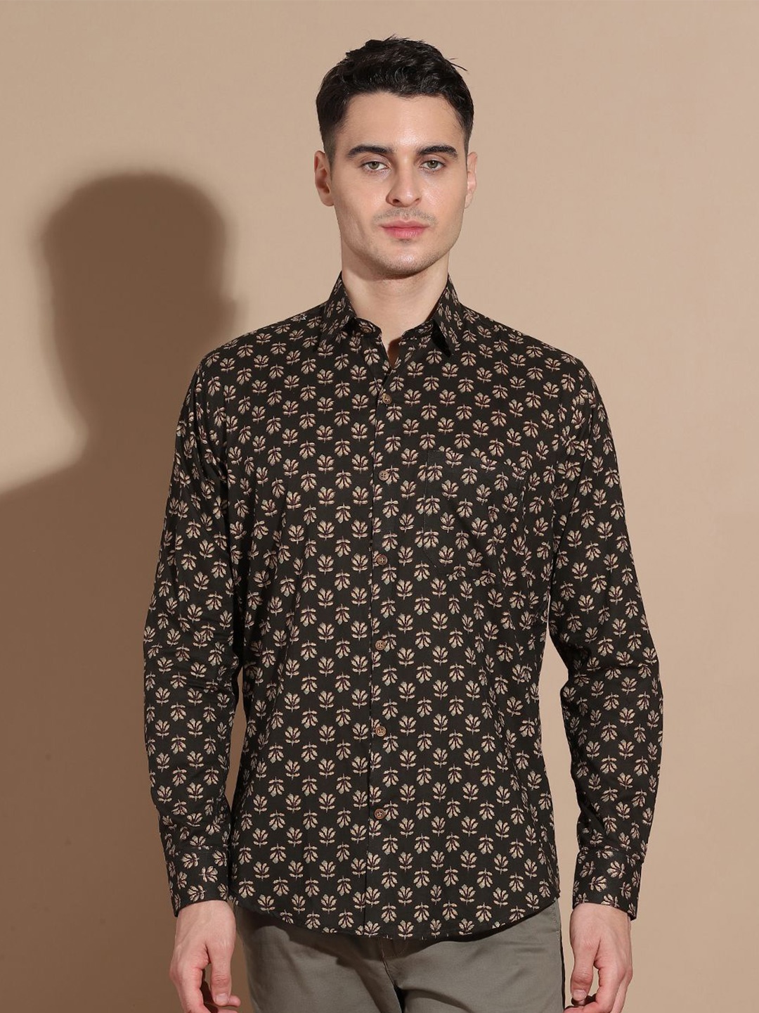 

Anouk Men Smart Cutaway Collar Floral Printed Cotton Casual Shirt, Black