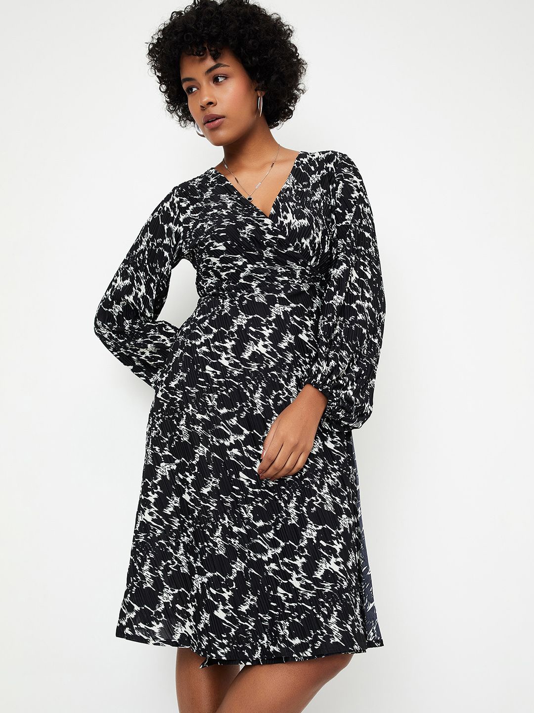 

max Women Abstract Printed V-Neck Puff Sleeve Knee Length Wrap Dress, Black