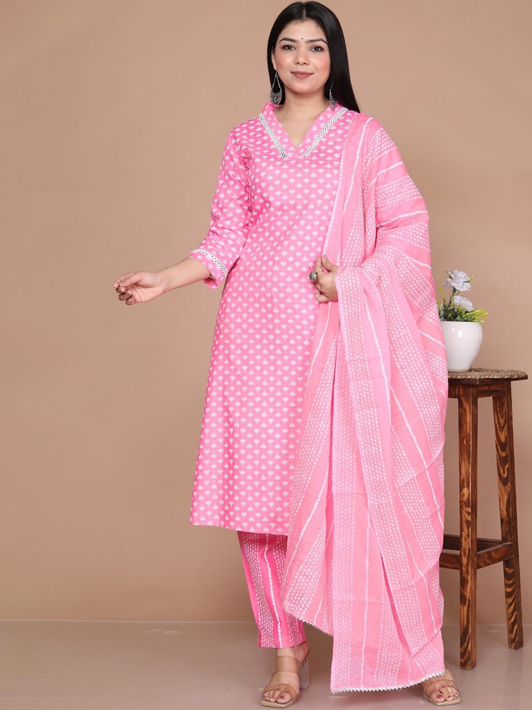 

Dwijupal Women Floral Printed Regular Kurta Set With Dupatta, Pink