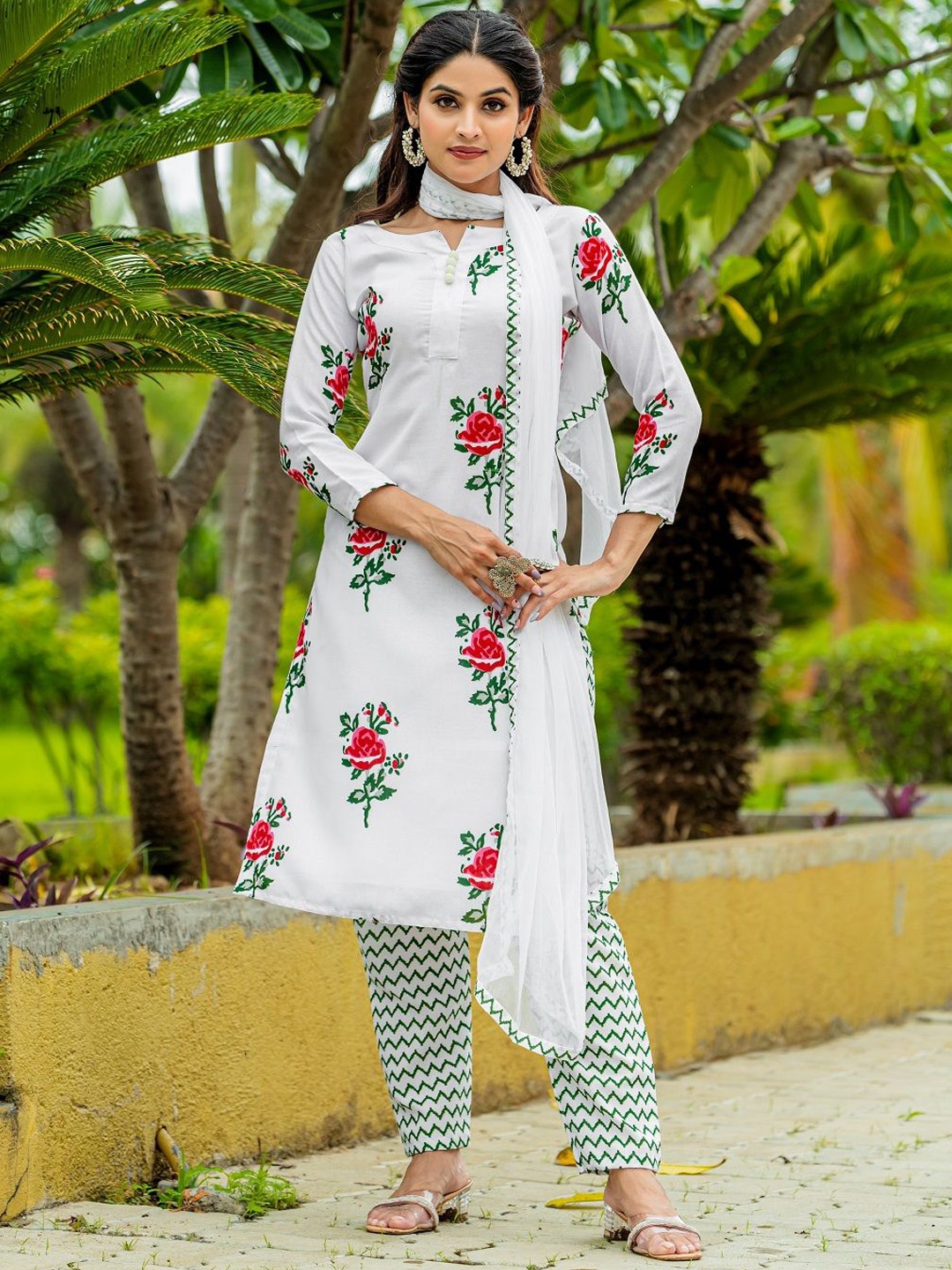 

61&7NX Women Floral Printed Regular Kurta & Trousers With Dupatta, White