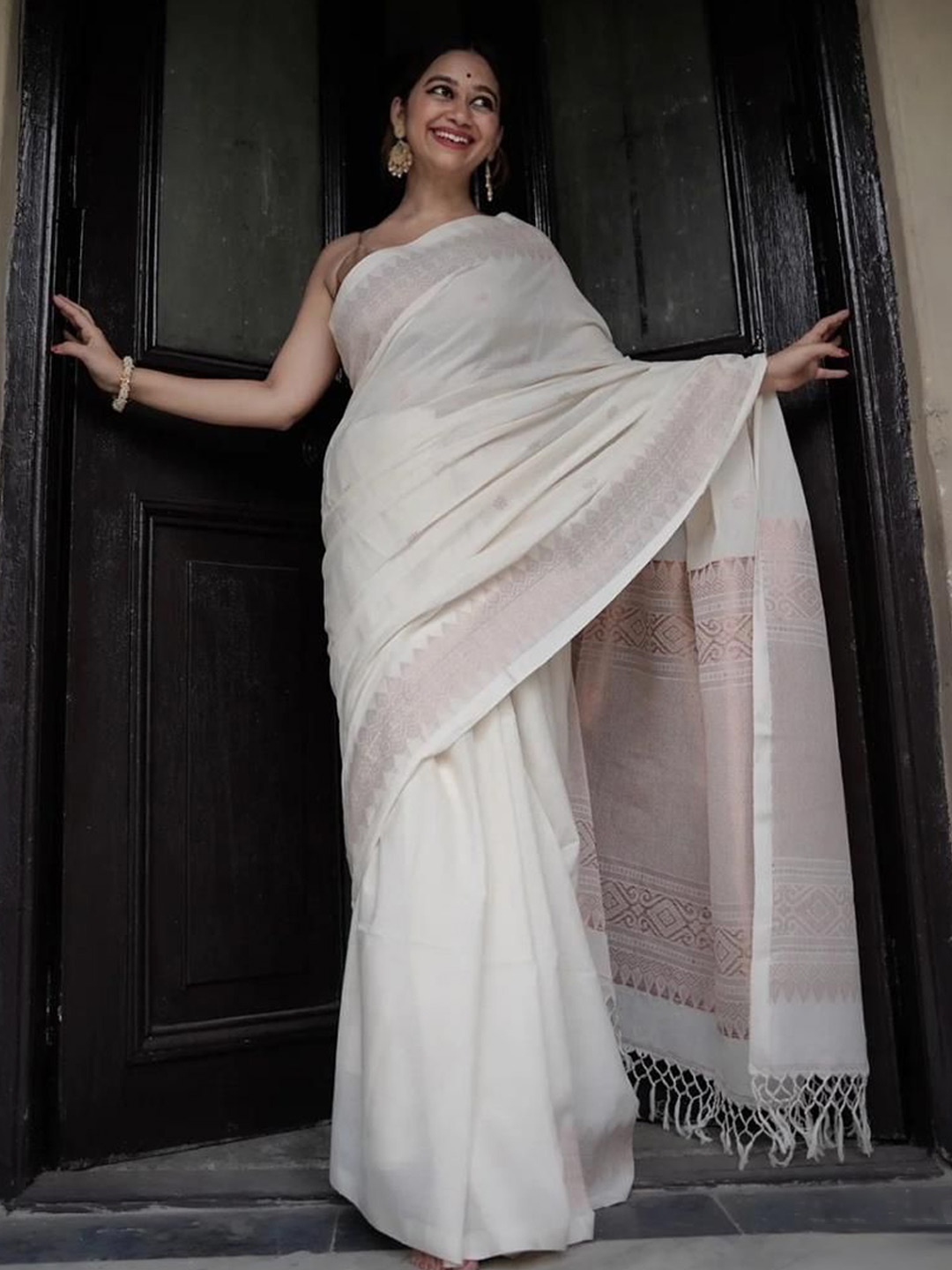 

STYLEELITE Ethnic Motif Woven Design Zari Pure Silk Kanjeevaram Saree, White